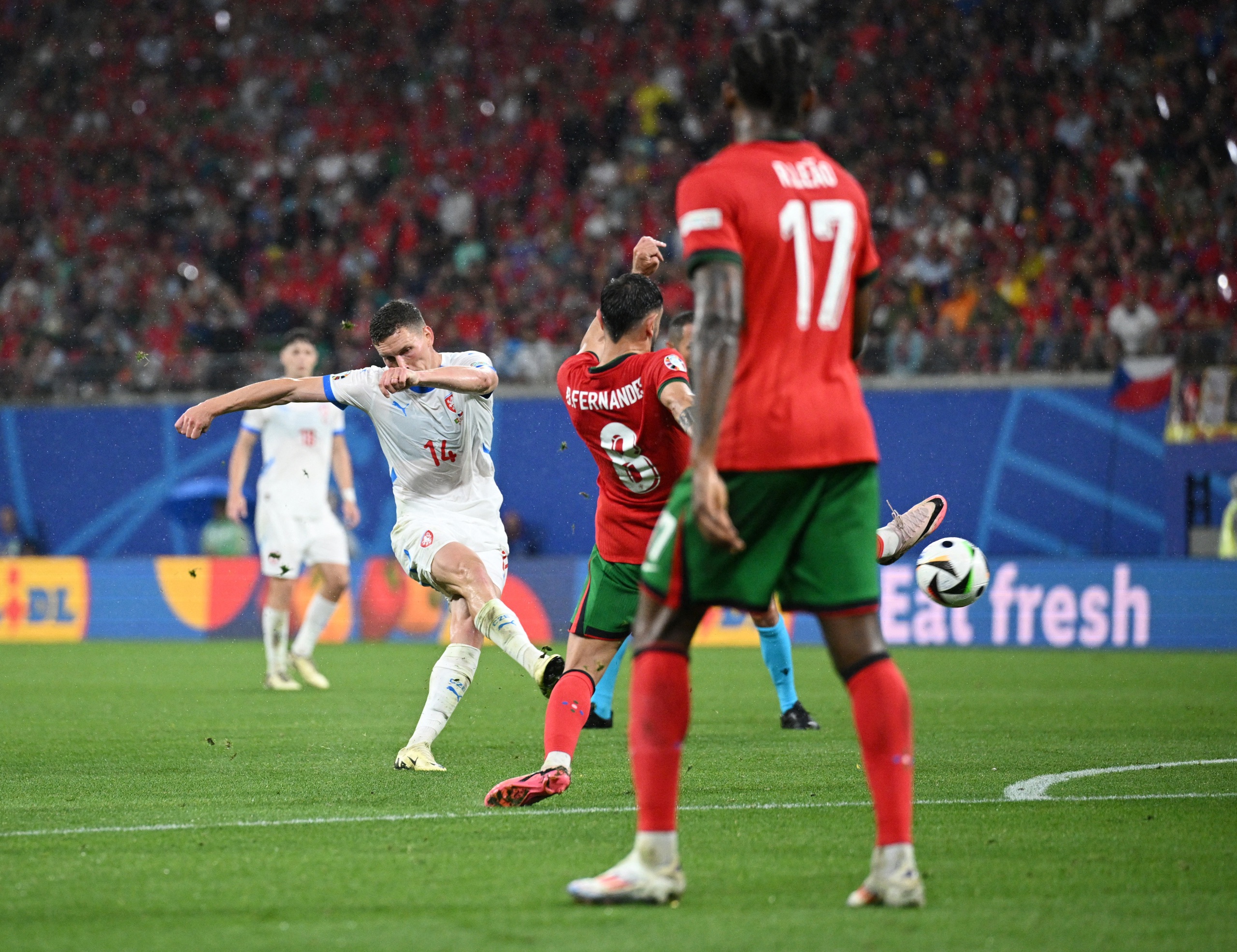 Ronaldo phung phí cơ hội, đội tuyển Bồ Đào Nha 'toát mồ hôi' mới thắng nổi CH Czech- Ảnh 5.